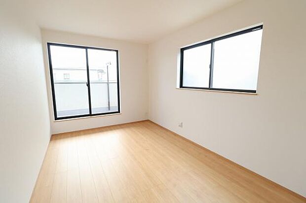 【洋室】主寝室にいかがでしょうか。収納スペース豊富なお部屋になっております！