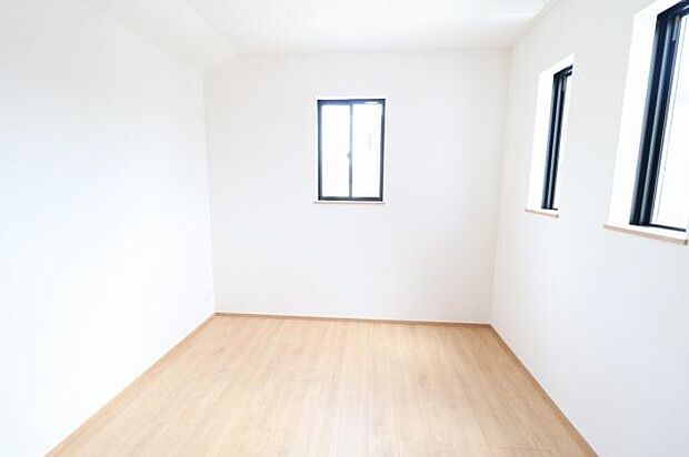 【洋室】レイアウトがしやすいお部屋なのでお子様の初めての一人部屋にもピッタリです。