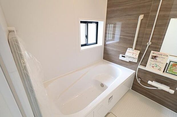 【浴室】疲れた体をゆったり包む至福の時間がここに。一日の疲れを癒していただける空間です。窓付で換気もしっかり行えます。