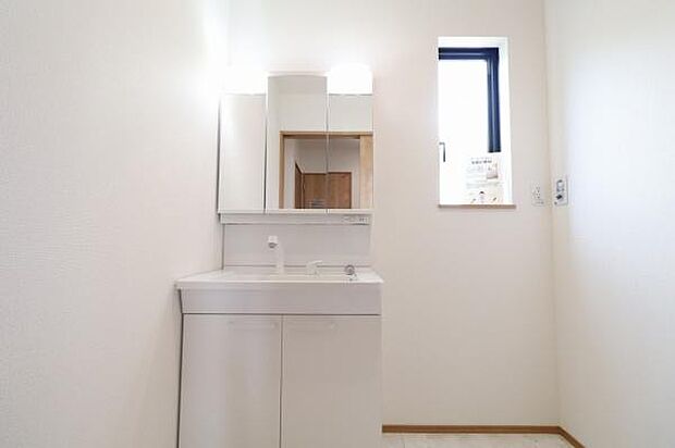 【洗面台】洗面台は嬉しいシャンプードレッサー。