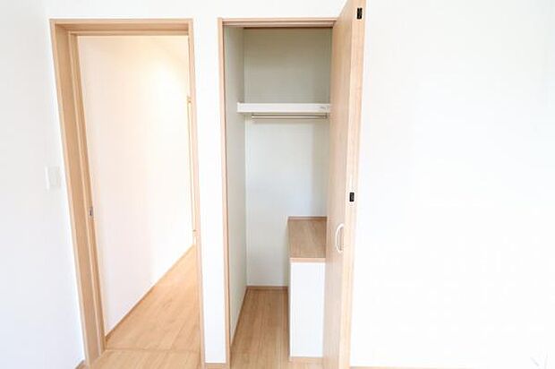 【収納】各居室に収納スペースがあります。