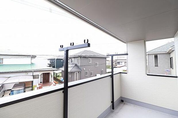 【バルコニー】二部屋から出入りができるバルコニーは南向きです。