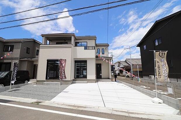 【駐車場】駐車スペース並列3台可能！（車種によります）