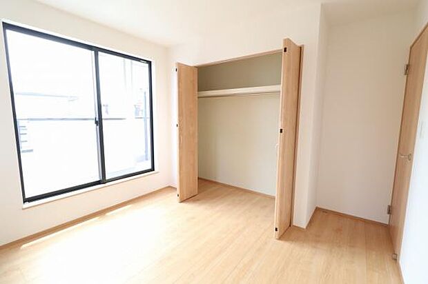 【2階洋室】バルコニーに面した2面採光の明るい室内！