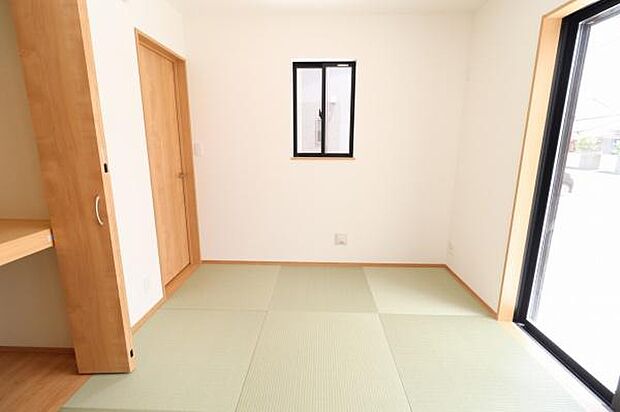 【和室】子供の遊び場やお昼寝に便利な和室。