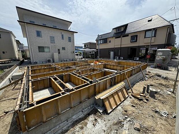 【現地】基礎に「鉄筋入りコンクリートベタ基礎」を標準採用。ベタ基礎は地面全体を基礎で覆うため、建物の加重を分散して地面に伝えることができ、不同沈下に対する耐久性や耐震性を向上することができます。