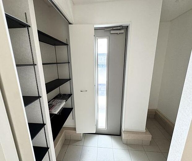 【玄関】 豊富な収納力のシューズボックス完備。