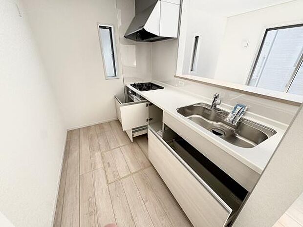 【キッチン】スライド収納付きのシステムキッチン！パスタ鍋や圧力鍋、フライパンなどもおしまいいただけ出し入れもスムーズです。