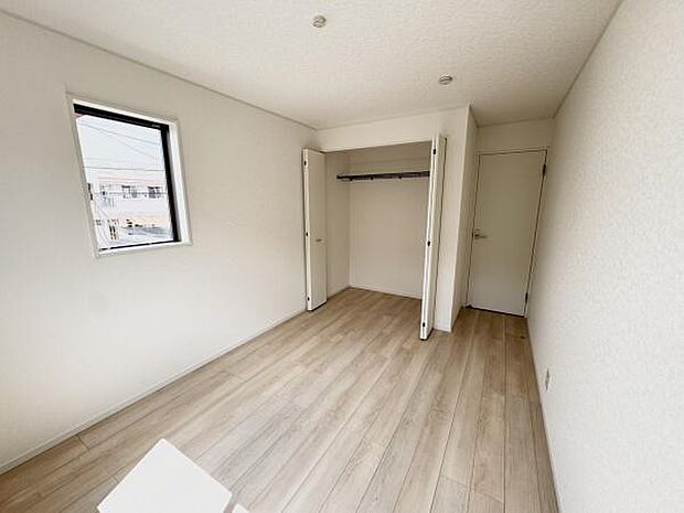 【子供部屋】2面採光の明るいお部屋。クローゼットも広く片付け上手に。お子様のお部屋にもピッタリです。