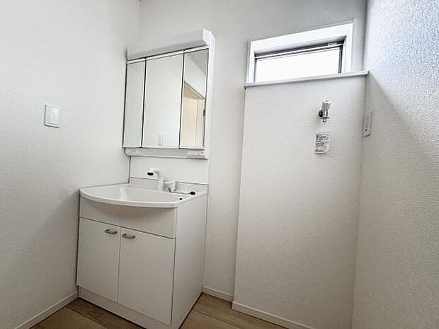 【洗面台・洗面所】窓が換気、採光面でも活躍してくれますね。洗面台は嬉しいシャンプードレッサー。