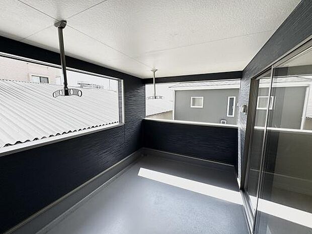 【バルコニー】2部屋から出入りができるバルコニーです。