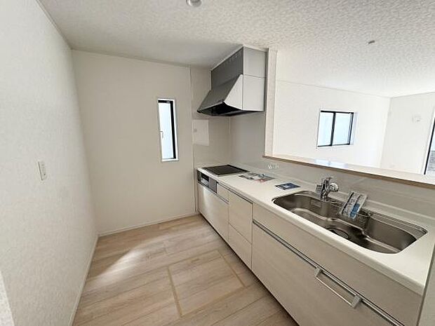 【キッチン】火力の調整が楽で安全性の高いIH。吹きこぼれや油跳ねも拭くだけでキレイになるので清潔に保てます。