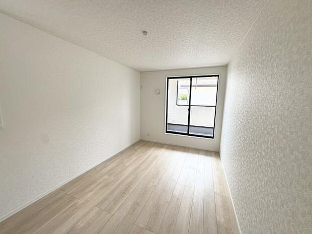 【2階洋室】バルコニーに面したお部屋は陽当り良好。主寝室にいかがでしょうか。