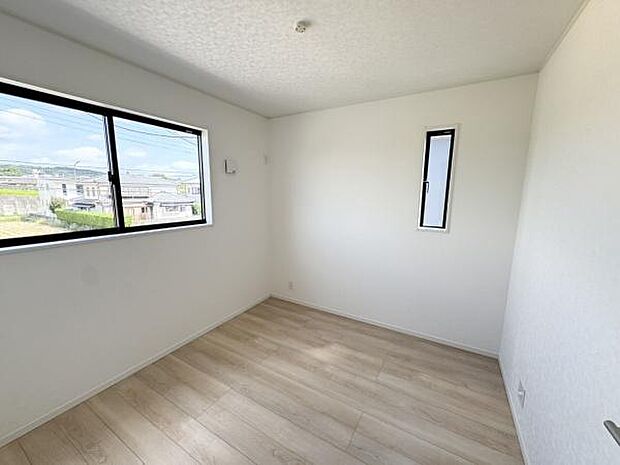 【子供部屋】2面採光の明るいお部屋。クローゼットも広く片付け上手に。お子様のお部屋にもピッタリです。