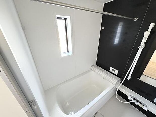 【浴室】疲れた体をゆったり包む至福の時間がここに。一日の疲れを癒していただける空間です。窓付で換気もしっかり行えます。