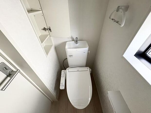 【トイレ】各階にトイレが付いているので、忙しい朝の時間帯にも安心。