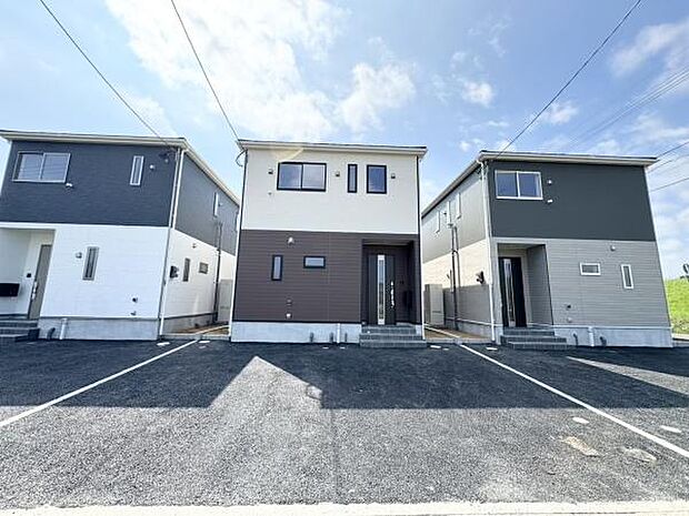 【駐車場】駐車スペース並列3台可能！（車種によります）