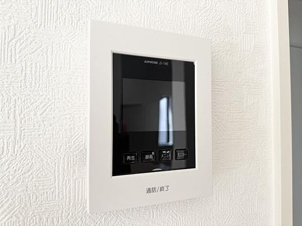 【インターホン】モニター付きインターホンだから部屋の中から来客を確認可能!