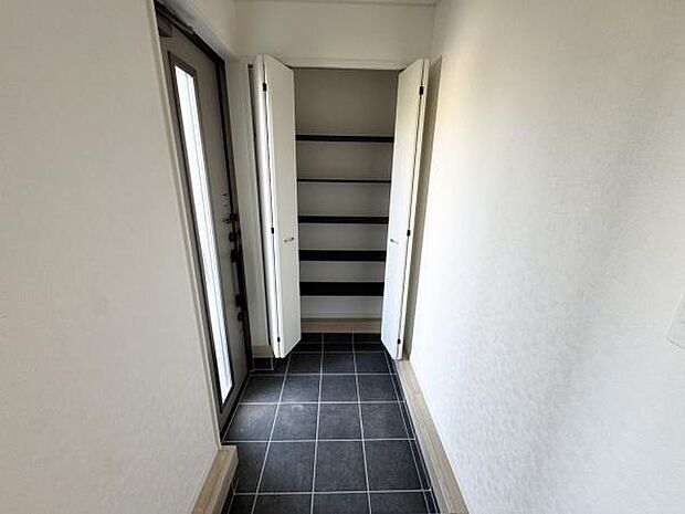 【玄関】 豊富な収納力のシューズボックス完備。