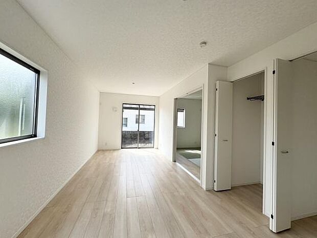 【リビング】ご家族みんながゆったりくつろげるリビング。