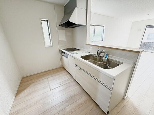 【キッチン】ゆとりのあるキッチンです。シンクや調理場も広く家族で楽しくお料理ができます。