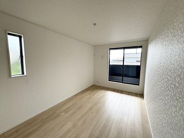 【2階洋室】バルコニーに面したお部屋は陽当り良好。主寝室にいかがでしょうか。