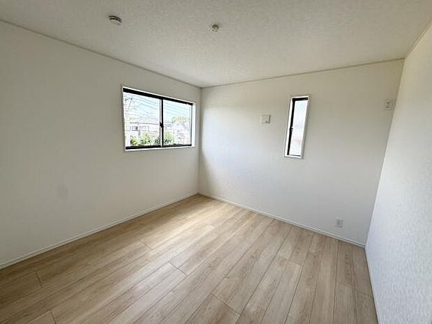 【洋室】レイアウトがしやすいお部屋なのでお子様の初めての一人部屋にもピッタリです。