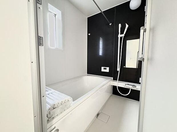 【浴室】足を伸ばして入れる1坪タイプのバスルーム!日頃の疲れを癒してくれます!