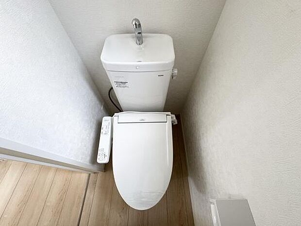 【トイレ】各階にトイレが付いているので、忙しい朝の時間帯にも安心。