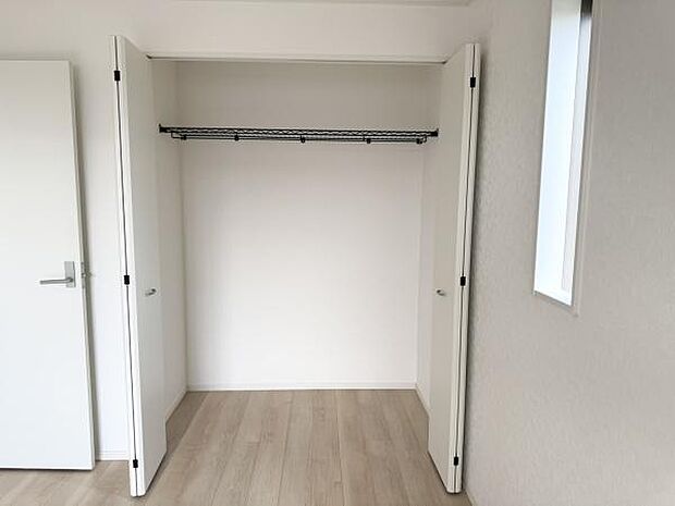 【収納】各居室に収納スペースがあります。