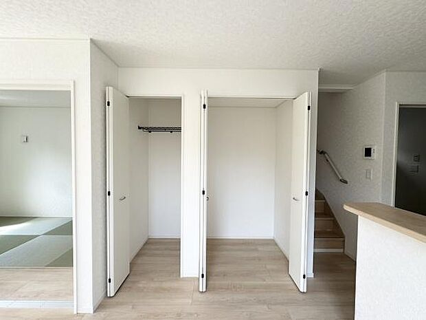 【収納】リビングにも収納スペース完備でスッキリしたリビング作りができますね。