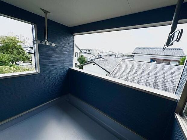 【バルコニー】2部屋から出入りができるバルコニーです。新鮮な空気を取り込んで、リフレッシュしましょう。