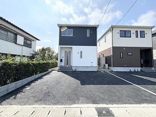 【駐車場】駐車スペース並列3台可能!(車種によります)