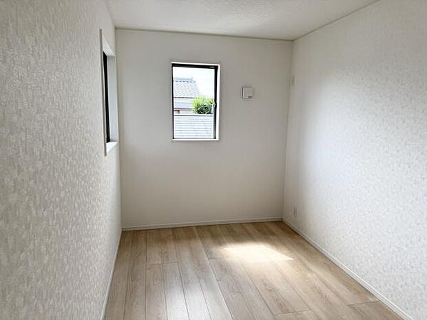 【洋室】シンプルなお部屋にしているため、どんな家具の配置やデザインもフィットするお部屋です。