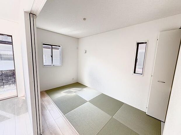 【1階和室】少し横になりたいとき、畳でひとやすみするのは気持ちが良く癒されますね。