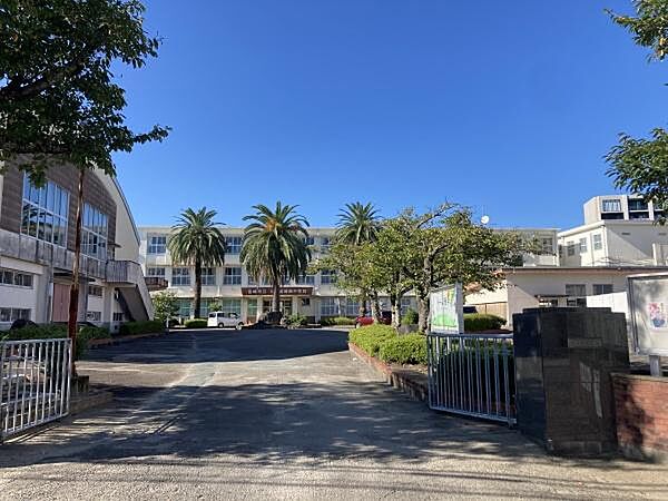 宮崎市立宮崎西中学校まで1742m