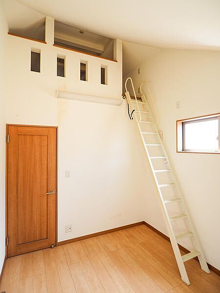 小屋裏収納付の洋室