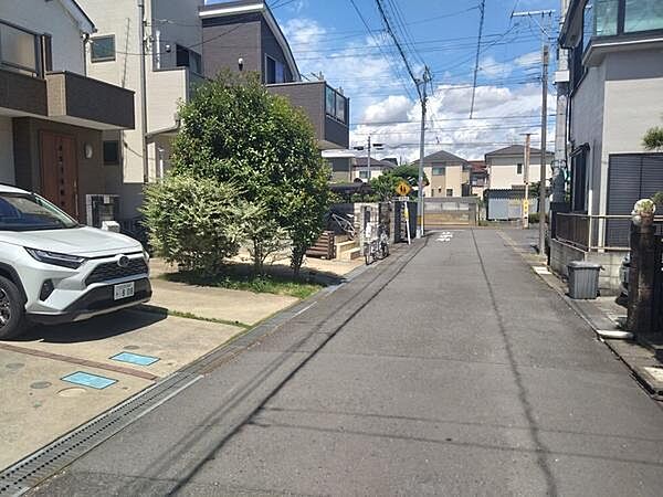 南道路に面し陽当たり良好です♪ゆったりカースペースでお車の出し入れも楽々♪