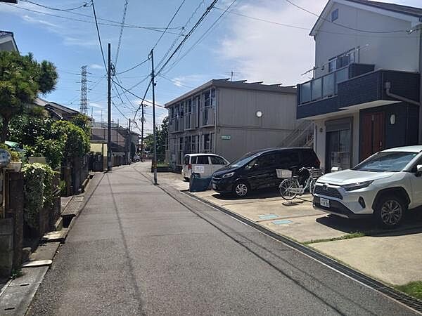 南道路に面し陽当たり良好です♪ゆったりカースペースでお車の出し入れも楽々♪