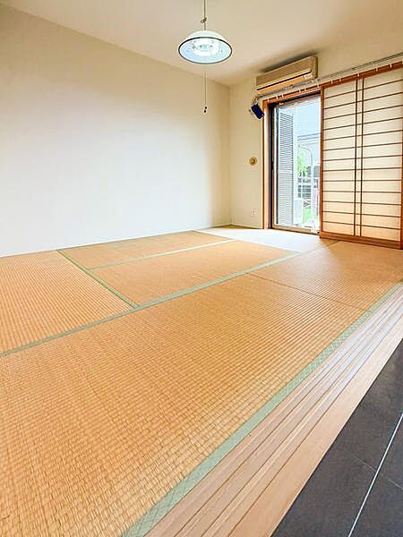 LDKに隣接し、テラスと専用庭に面した約6帖の和室です。畳の香りに癒されるリラックス空間としてはもちろん、扉を開け放してリビングの延長として、また来客時の客間やお子様のお昼寝・遊び場スペースとしても◎