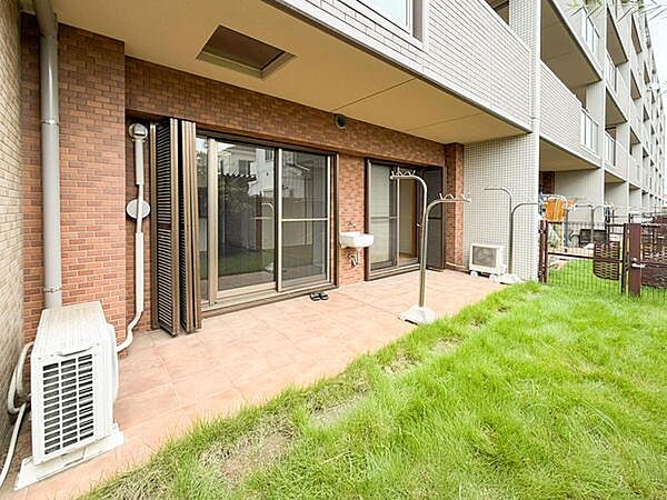 戸建て感覚を味わえる専用庭とテラス。階下への音を気にせずのびのび遊べます1階角部屋ならではの特権である広々としたテラスと専用庭。