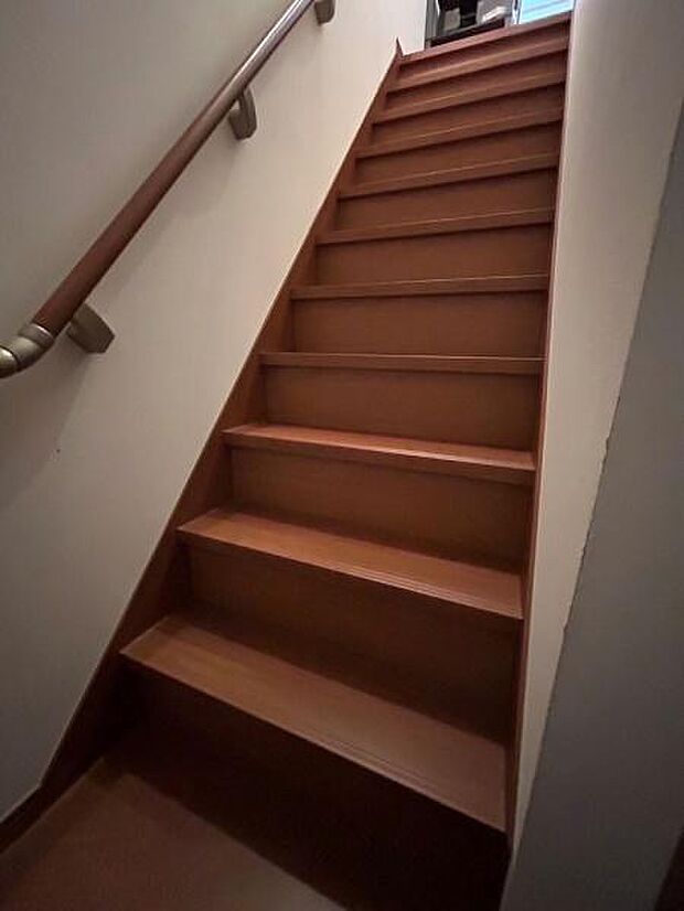 階段（2階へ・手すり付き）
