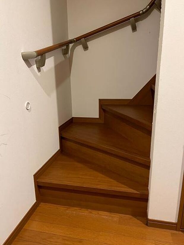 階段（1階昇り口部分。手すり付き）