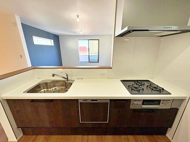 キッチンは人気の対面式♪家族と楽しくおしゃべりしながらお料理ができます。家族団らんの空間になりそうです♪