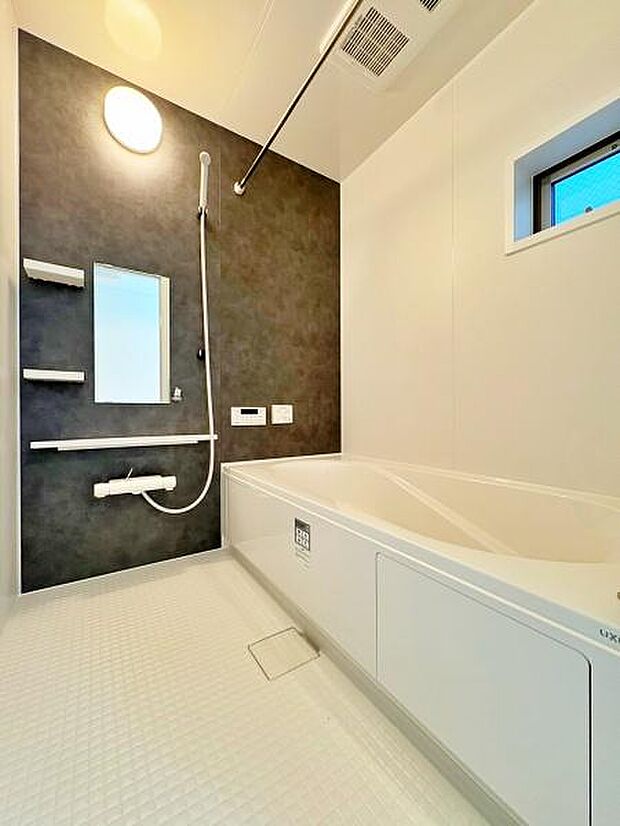 バスルームは一日の疲れを癒すくつろぎの場所。清潔感のある浴室は、心身ともに癒される特別な空間。一日の終わりに贅沢なバスタイムを。