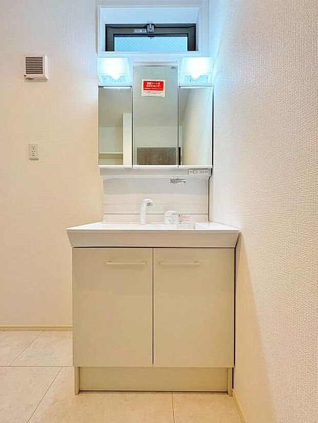 ゆとりある洗面台で一日の始まりをスッキリ迎えられます。収納力のある三面鏡の洗面台。小物が増える水回りをすっきりさせます。