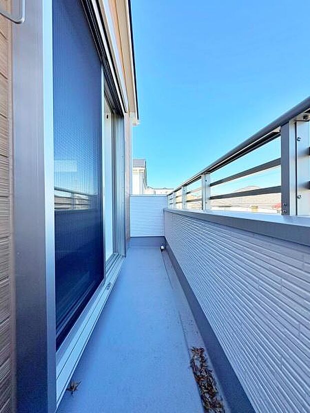 バルコニーは風通しも良く、洗濯物も早く乾きそうです。