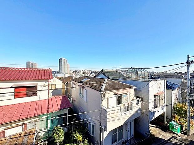 遠くまで青い空が延びてゆくその眺め。陽当たりの良さ、風通しの良さを、現地で実際に感じてみて下さい。