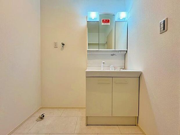 ゆとりある洗面台で一日の始まりをスッキリ迎えられます。収納力のある三面鏡の洗面台。小物が増える水回りをすっきりさせます。