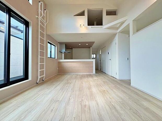 勾配天井で明るく広々としたリビング。